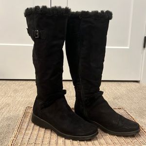 Black winter boots